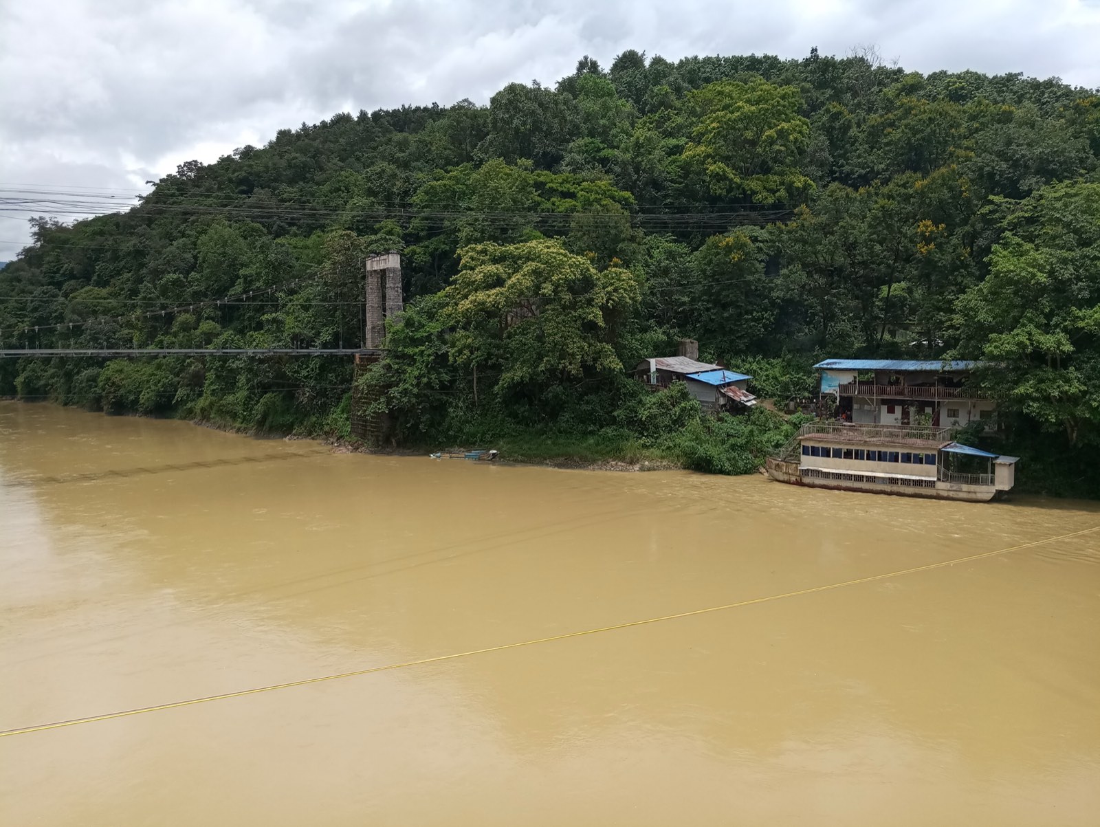 瑞丽江：江面开阔，两岸凤尾竹与稻田，远处群山
